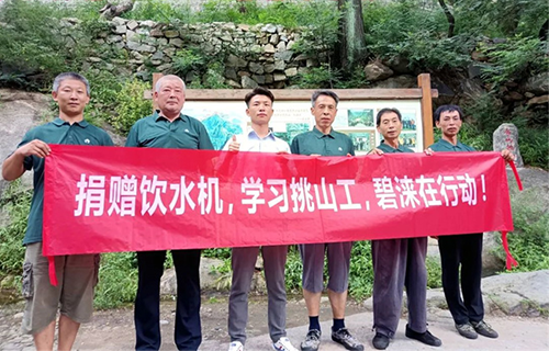 泰山挑山工|一肩挑著風(fēng)雨，一肩挑著人生